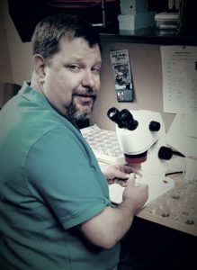 Photo of Hans Lemke at a microscope